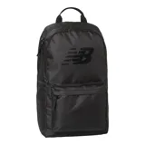 Mochila negra de poliéster texturizado con logo de New Balance en el frente. Tiene un compartimento principal sin forro, un bolsillo frontal con cremallera y correas ajustables.