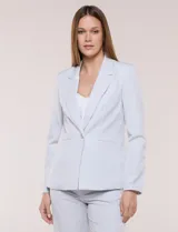Blazer de sastre entallado color gris claro, con solapa de muesca clásica, cierre frontal de un solo botón y bolsillos frontales de vivo horizontales.