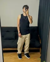 Musculosa negra de morley con corte ajustado.