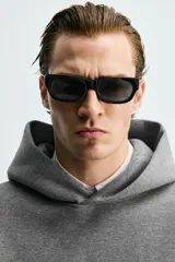 Sudadera tipo hoodie de corte boxy fit, confeccionada en tejido doble y compacto de mezcla de algodón. Presenta cuello con capucha, manga larga y acabados en el mismo tejido.