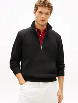 Sweater de felpa negro de puro algodón, con cuello chimenea, cremallera de un cuarto y bolsillo canguro. Presenta puños y bajo de punto canalé y el logo de la marca bordado en el pecho.