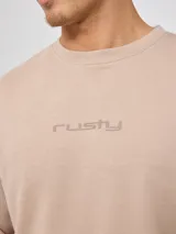 Sweater color arena con logo Rusty estampado en el pecho, de corte regular fit.