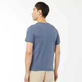 Camiseta de hombre azul con cuello en V y mangas cortas.