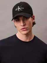 Gorra de béisbol con visera curva, confeccionada en algodón. Presenta el logotipo de la marca bordado en el frente y cuenta con cierre ajustable en la parte posterior.