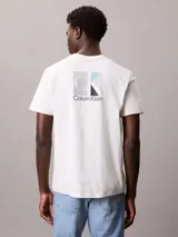 Remera de algodón de corte regular, con cuello redondo y mangas cortas. Presenta un pequeño logo de Calvin Klein estampado en el pecho.