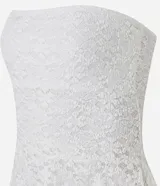 Blusa strapless de encaje negro con escote recto y dobladillo asimétrico con puntas diferenciadas.