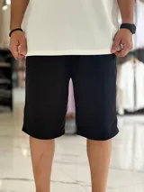 Bermuda deportiva de corte baggy y estilo jogging, en color beige, con bolsillos laterales y cintura elástica.
