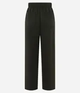 Pantalón de corte recto y calce suelto, confeccionado en tejido de viscosa, poliéster y elastano. Presenta cintura elástica con cordón ajustable con punteras metálicas, recortes frontales y bolsillos traseros.