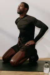 Short deportivo negro H&M en tejido funcional con tecnología DryMove™, de corte estándar, cintura elástica con cordón ajustable, bolsillos laterales y aberturas en el dobladillo.
