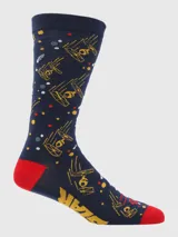 Medias de largo medio para hombre con diseño inspirado en Star Wars. Presentan un fondo azul marino con estampado de naves TIE Fighter en amarillo y detalles de puntos multicolores. Incluyen talón y puntera en color rojo y el logo de la franquicia en la planta del pie.