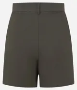 Short sastrero color verde militar, de tiro alto y corte recto. Confeccionado en bengalina con viscosa certificada, trabillas en la cintura y cierre tradicional.