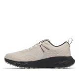 Championes de senderismo Columbia modelo Konos TRS OutDry, color beige con suela negra. Presentan un diseño técnico con malla transpirable, sistema de ajuste Navic Fit y tecnología Omni-Max para mayor estabilidad y amortiguación en terrenos variados.