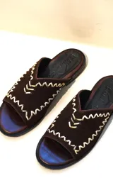Sandalias de gamuza color marrón oscuro con costuras decorativas en zig-zag de tono claro y diseño destalonado.