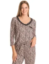 Conjunto de pijama compuesto por una remera de mangas largas con escote redondo y bolsillo frontal, y un pantalón largo con cintura elástica. Ambas piezas presentan un estampado floral y detalles de apliques de crochet en el cuello y el bolsillo.