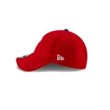 Gorra New Era 9Forty color rojo con logo bordado de los Philadelphia Phillies en blanco y botón superior azul.
