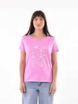 Remera rosa con estampado blanco del signo zodiacal Libra.