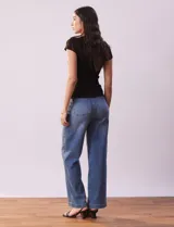 Remera negra de tejido acanalado, marca Cyrus, con escote a la base y manga corta.