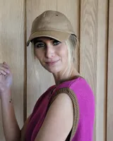 Gorra tipo visera confeccionada en cuero, con diseño clásico de seis paneles y ajuste posterior.