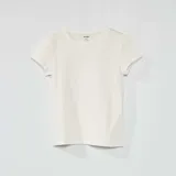 Remera blanca de cuello redondo y mangas cortas.