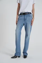 Pantalón de jean celeste, de corte recto y tiro alto.