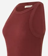 Musculosa basica de rib de algodon color bordo con cuello redondo y corte regular.