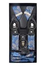 Set de tirantes con moño y pañuelo de bolsillo, color azul con estampado floral en tonos grises. Los tirantes son ajustables y tienen apliques para abrochar a botones o pinzas metálicas para sujetarlos al pantalón.