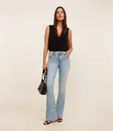 Pantalón bootcut de jeans con elastano, tiro alto, bolsillos delanteros y traseros, y cierre con botón.