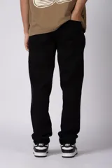 Jean mom de corte holgado color negro, confeccionado en denim de algodón con diseño clásico de cinco bolsillos y tiro medio.