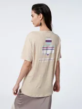 Remera azul de lino con logo estampado en el pecho.