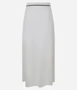 Pollera midi evasê color blanco, confeccionada en viscolino, con cintura alta y cinturón fino negro desmontable.
