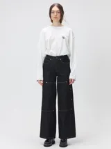 Pantalón de jean marrón de tiro medio, pierna ancha y estilo cargo con bolsillos utilitarios en las rodillas.