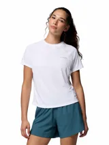 Remera deportiva técnica Columbia de color blanco, de manga corta, cuello redondo y ajuste cómodo, diseñada con tecnologías Omni-Shade™ de protección solar y Omni-Wick™ de secado rápido.