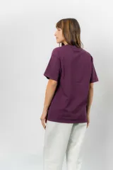 Remerón de algodón color beige, con diseño oversize, cuello redondo, mangas cortas amplias y hombros caídos.