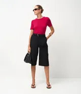 Blusa básica de viscosa color bordó, de corte ajustado, con cuello redondo y mangas cortas.
