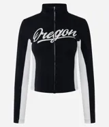 Campera deportiva de fleece color negro con cuello alto y cierre frontal. Presenta el lettering 'Oregon' bordado en el pecho y rayas blancas contrastantes a lo largo de las mangas.