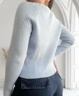 Sweater celeste de tejido de punto acanalado, con cuello redondo y mangas largas.