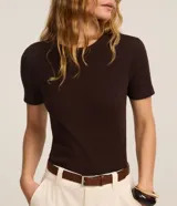 Blusa básica ajustada en rib de algodón, de manga corta y cuello redondo, color mostaza.