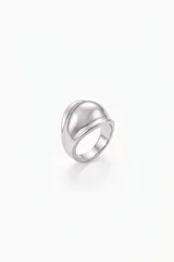 Anillo ancho de diseño minimalista con acabado metálico plateado y forma redondeada.