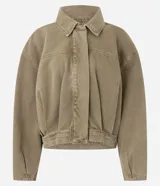 Campera bomber de jean color verde oliva, de corte holgado y diseño corto. Cuenta con cuello polo, mangas largas y cierre frontal con botones.