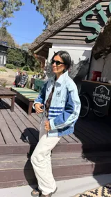 Campera de jean de corte recto y calce relajado, confeccionada en denim 100% algodón. Combina distintos tonos de jean con bordados y detalles exclusivos.