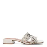 Sandalias de mujer Bottero con taco cuadrado bajo, confeccionadas en cuero blanco con diseño calado en la capellada y puntera cuadrada.