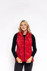 Chaleco acolchado color rojo brillante con cierre frontal y cuello alto.