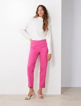Pantalón de gabardina elastizada color fucsia, de corte recto y pretina ancha pespunteada. Tiene bolsillos simulados.