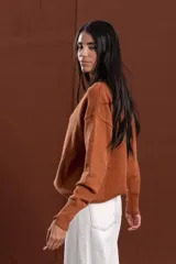 Polera de lana de corte holgado, con cuello alto y mangas largas con puños ajustados.