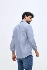 Camisa de manga larga color rosado, con cuello abotonado, cierre frontal de botones y un bolsillo ojal en el pecho.