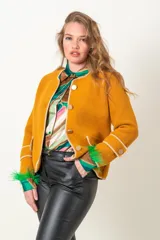 Chaqueta mostaza de tejido plano con vivos blancos, corte clásico y cierre frontal con botones dorados.