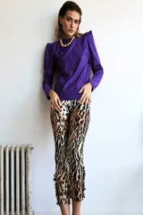 Pantalón de lycra con estampado animal print, corte ajustado y detalle de volados fruncidos en los laterales de los tobillos.