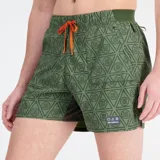Short deportivo New Balance Impact Run AT 5 Inch, color verde con estampado de triángulos y ondas. Diseñado para trail running, con tecnología NB DRY para eliminar la humedad y short interior para mayor comodidad.