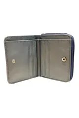 Billetera negra de cuerina con cierre perimetral y múltiples compartimentos internos con botón.