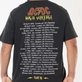 Camiseta de manga corta color negro con cuello redondo. Presenta un estampado frontal pequeño en el pecho con el logo de la banda AC/DC y la inscripción High Voltage Tour 76.